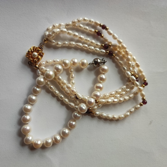 Pair of Gritty Cultered Pearl Bracelets Garnets Gold Tone Fancy Clasp EUC Pearls - Picture 2 of 12